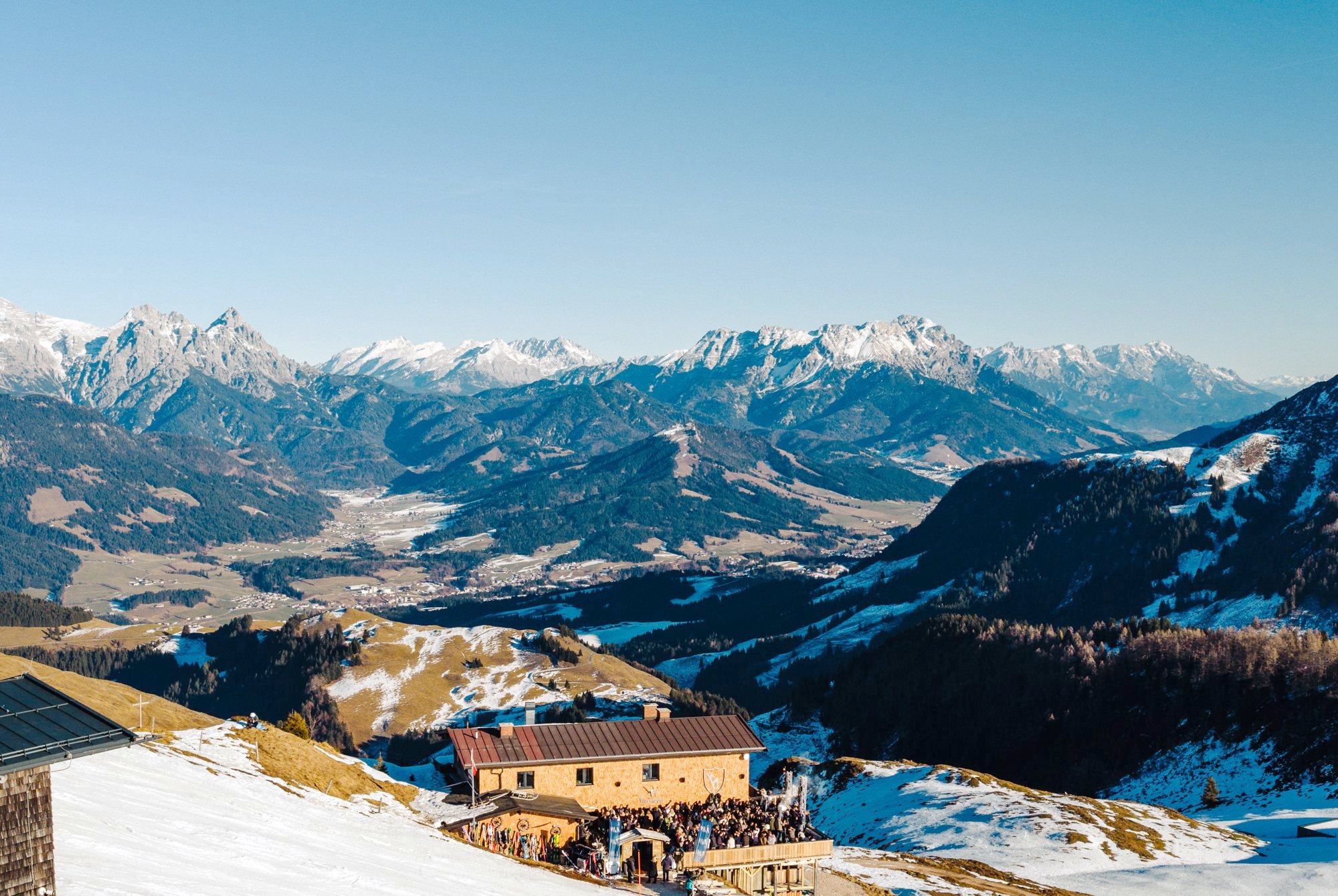 Hornköpflhütte am Kitzbüheler Horn mit Bergpanorama und Blick ins Tal