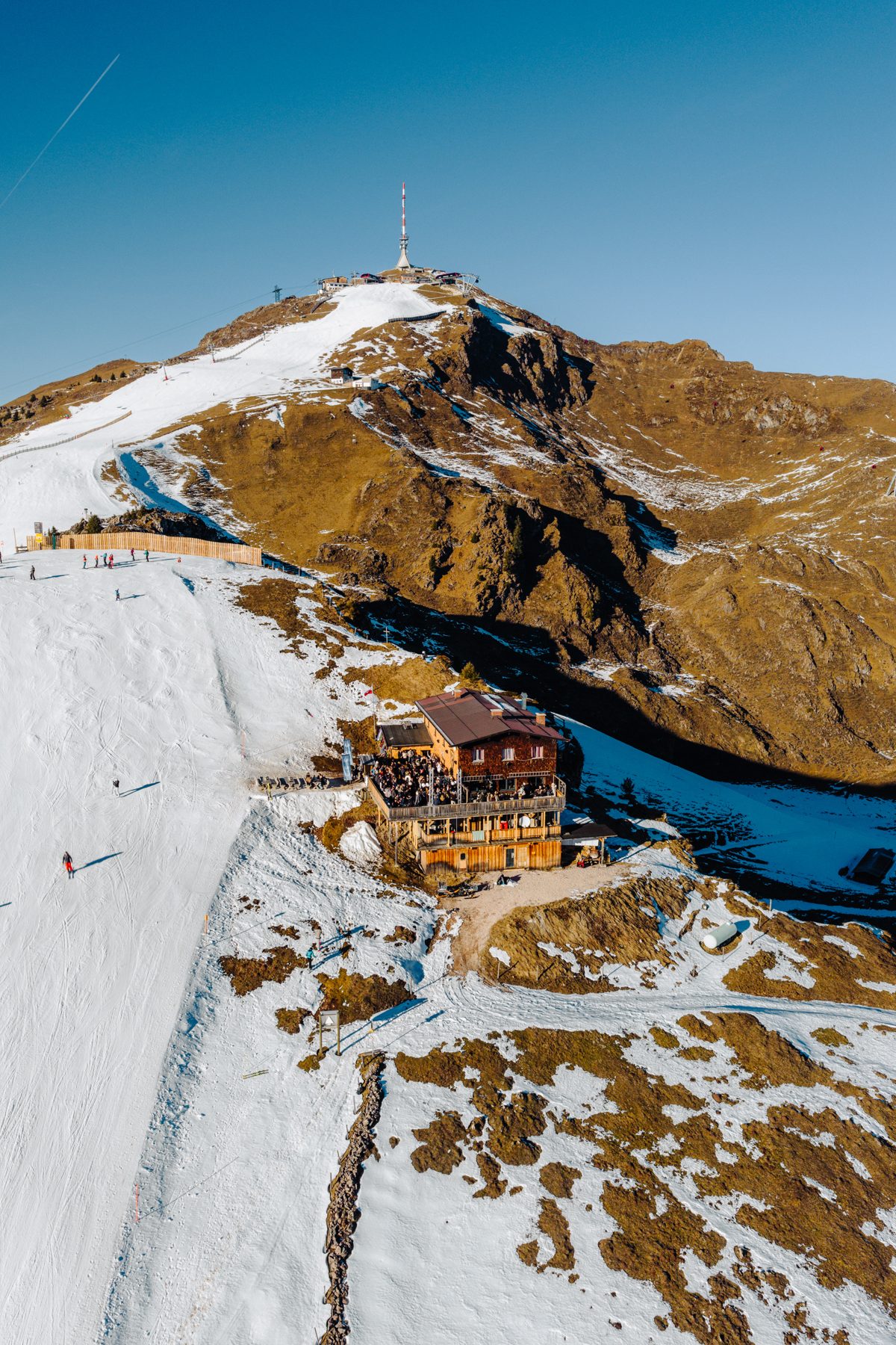 Luftaufnahme der Hornköpflhütte an der Piste unterhalb des Kitzbüheler Horn Gipfels