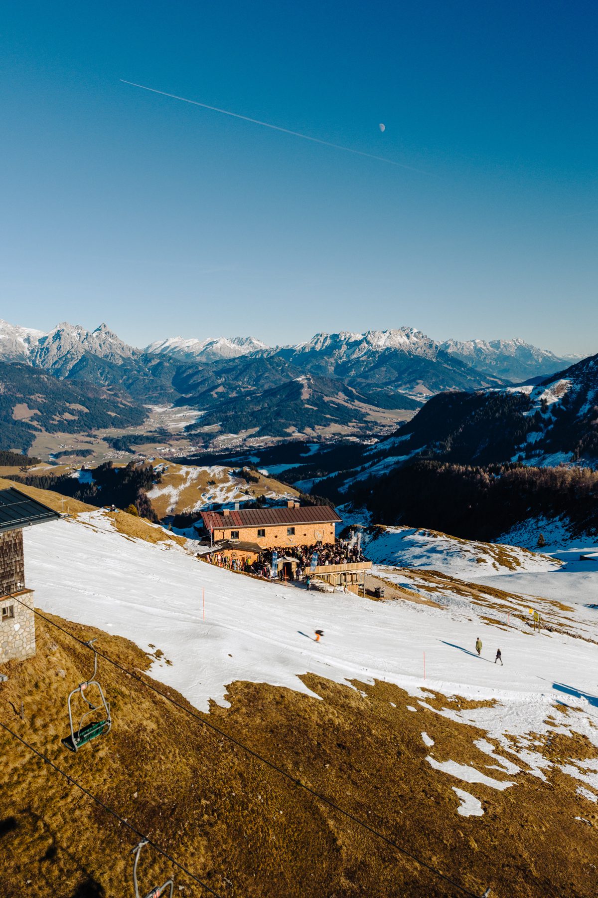Hornköpflhütte an der Piste mit Sessellift und Blick ins Tal