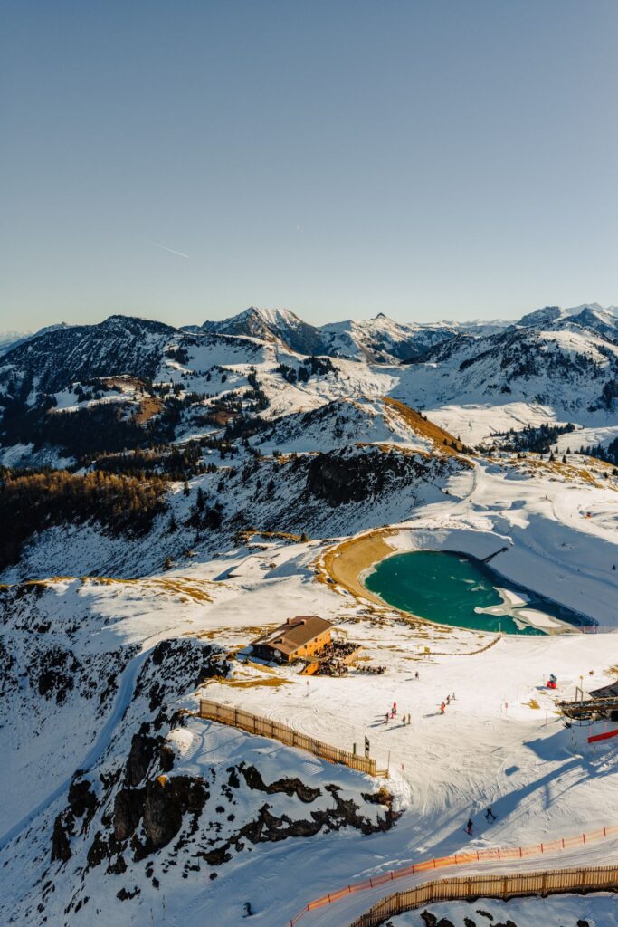 Luftaufnahme der Hornköpflhütte am Hornköpflsee im Skigebiet Kitzbüheler Horn