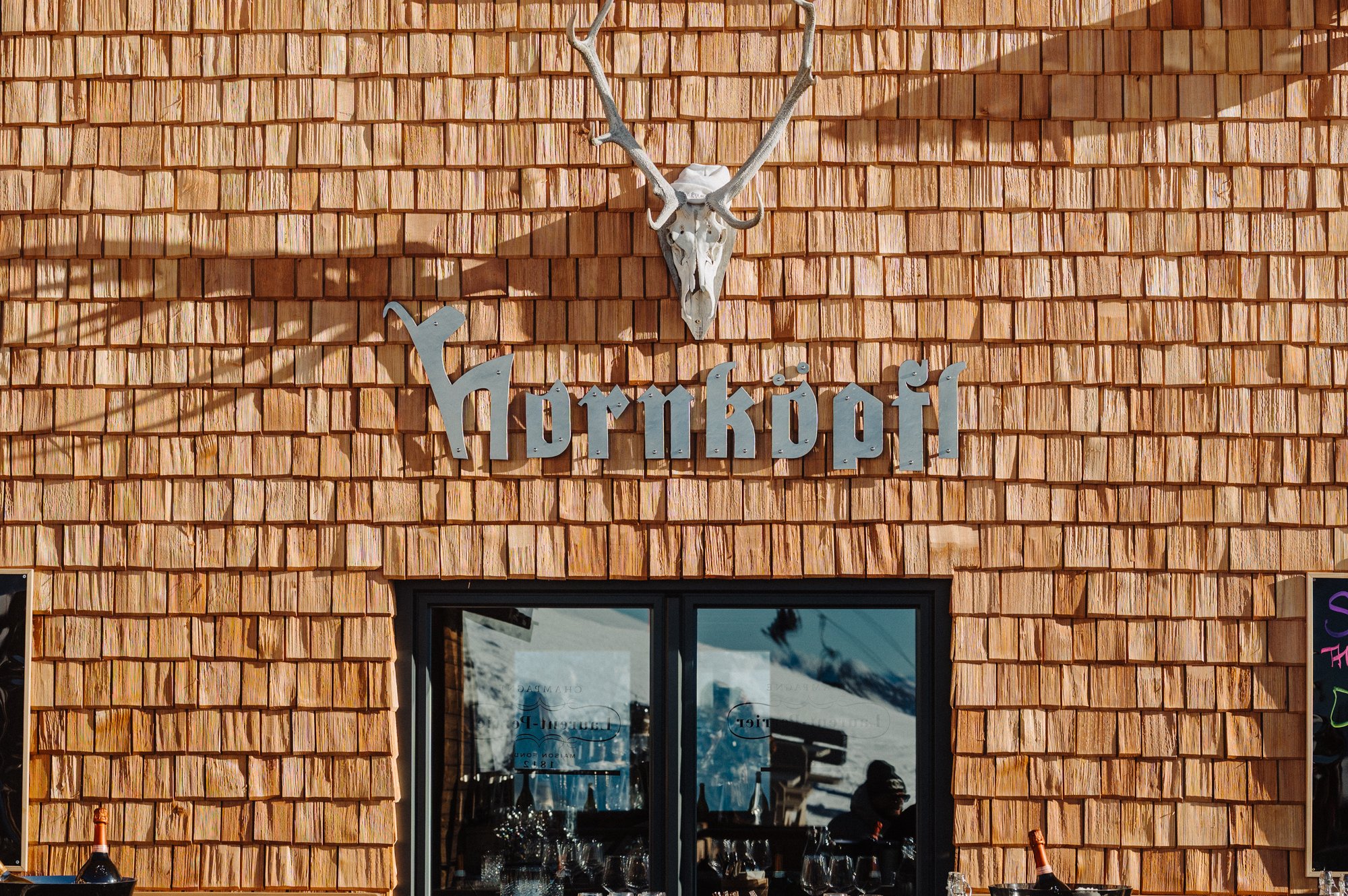 Holzschindel-Fassade der Hornköpflhütte mit Hornköpfl-Schriftzug