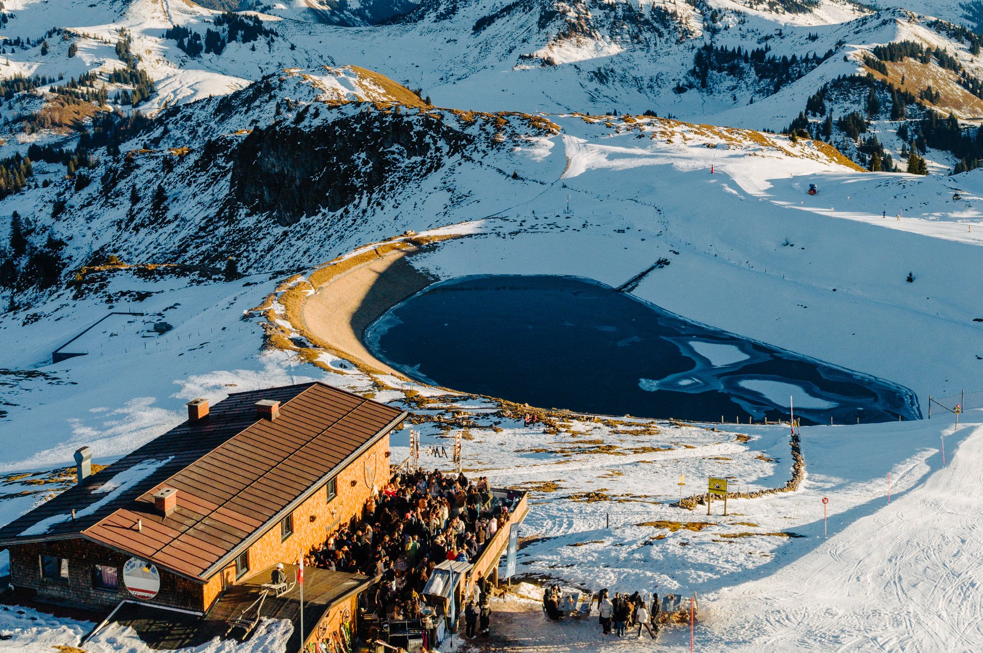 Luftaufnahme der Hornköpflhütte am Hornköpflsee mit Bergpanorama